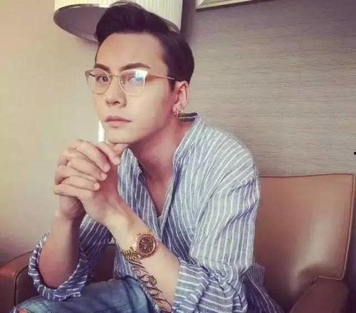 戴眼镜吃瓜娱乐圈博主,揭秘娱乐圈幕后真相